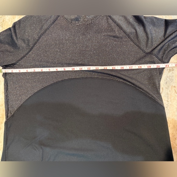 Women’s NWT NIKE Pro Dri-Fit Black/Gold metallic long sleeve top. Size XL - Picture 7 of 9